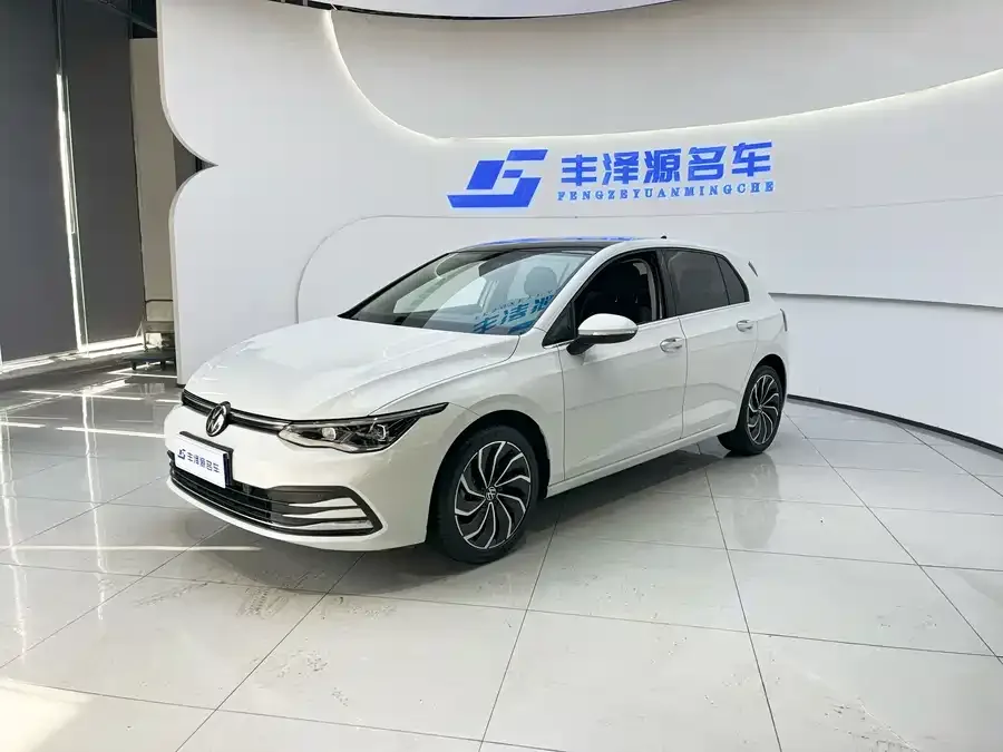 Volkswagen golf Golf 2021 200TSI DSG Pro 2022 — фото 1, купить с доставкой в Москву