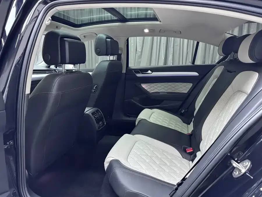 Volkswagen Magotan Magotan 2023 2 million commemorative edition 330TSI DSG luxury model 2023 — миниатюра 2