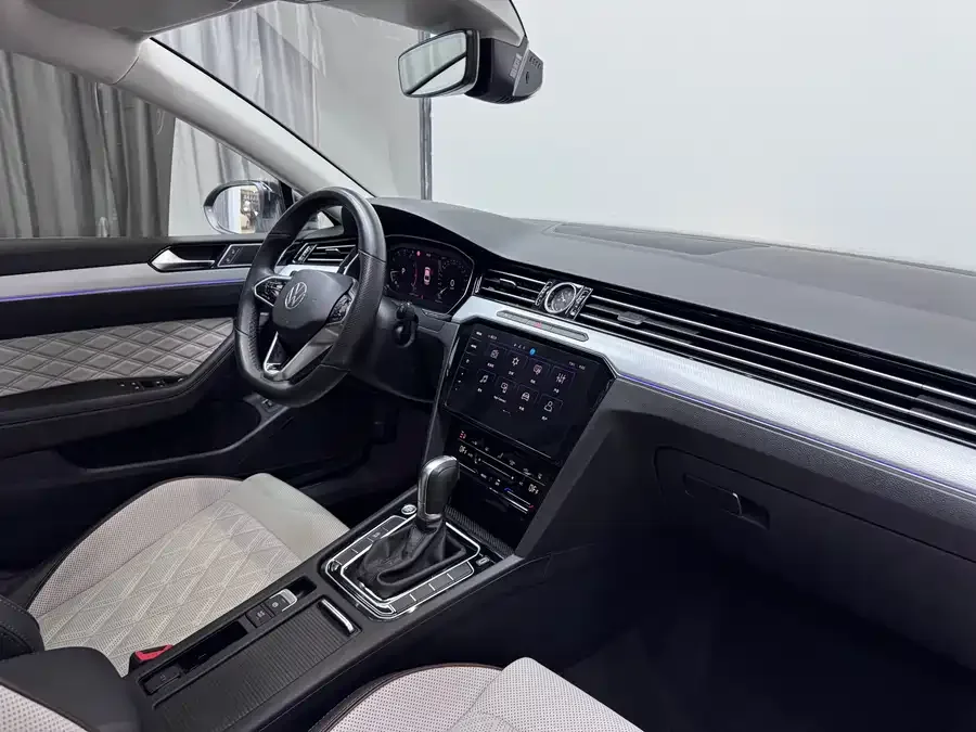 Volkswagen Magotan Magotan 2023 2 million commemorative edition 330TSI DSG luxury model 2023 — миниатюра 5