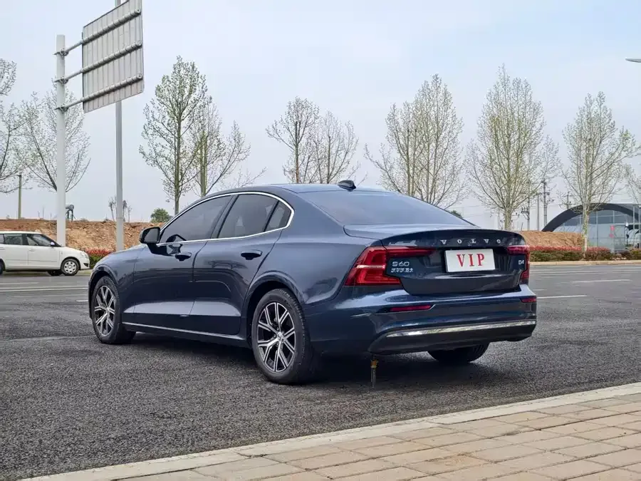 Volvo S60 2025 B4 Zhiyi Luxury Edition 2025 — миниатюра 4