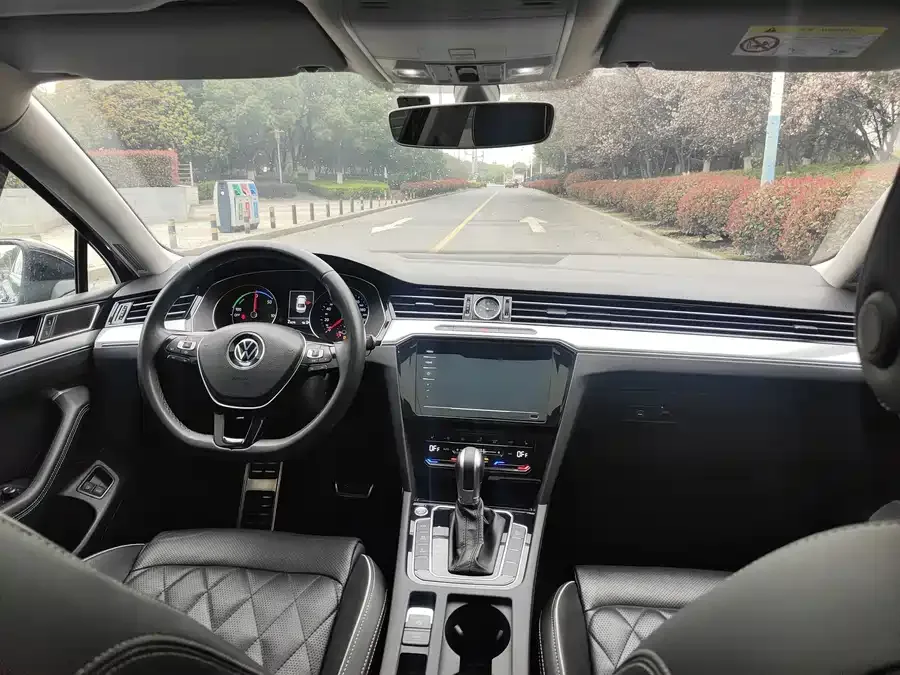 Volkswagen Magotan GTE plug-in hybrid Magotan GTE plug-in hybrid 2022 GTE luxury model 2022 — миниатюра 3
