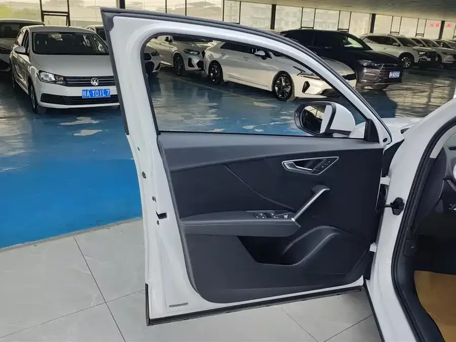 Audi Q2L 2022 35 TFSI Enterprising and Elegant Model 2023 — миниатюра 4