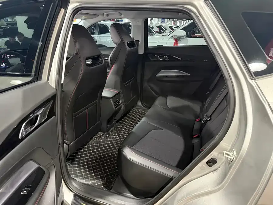 Oshan Z6 Changan Auchan Z6 2022 Blue Whale 1.5T DCT smart model 2023 — миниатюра 2