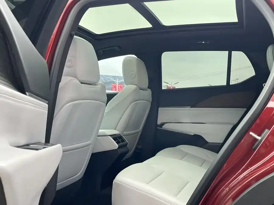 Cadillac GT4 2023 25T Fashion Edition 2024 — миниатюра 2