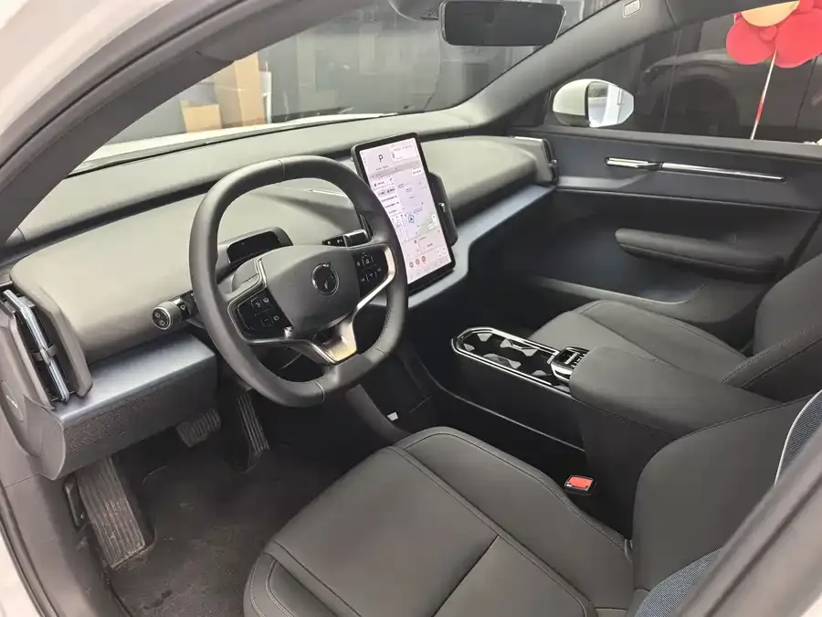 Volvo EX30 2025 RWD Core 2024 — миниатюра 2