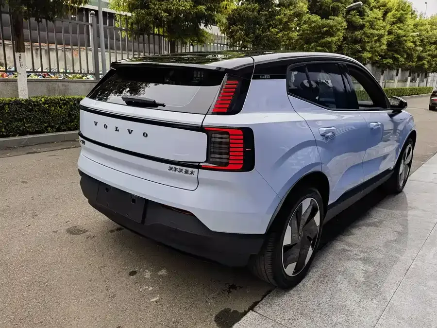 Volvo EX30 2025 rear-wheel drive long-range version Plus 2024 — миниатюра 2