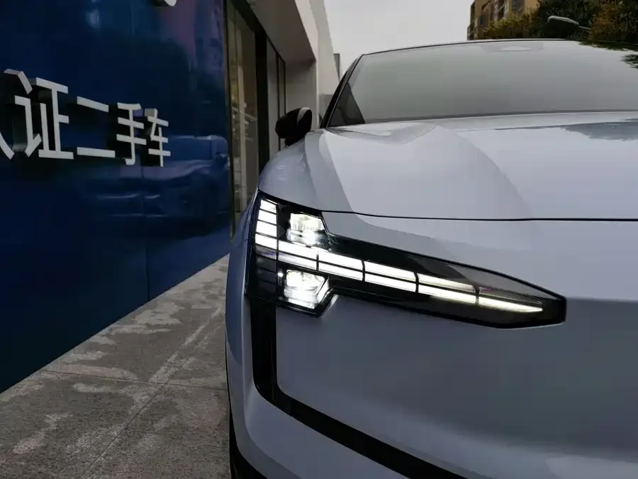 Volvo EX30 2025 rear-wheel drive long-range version Plus 2024 — миниатюра 3