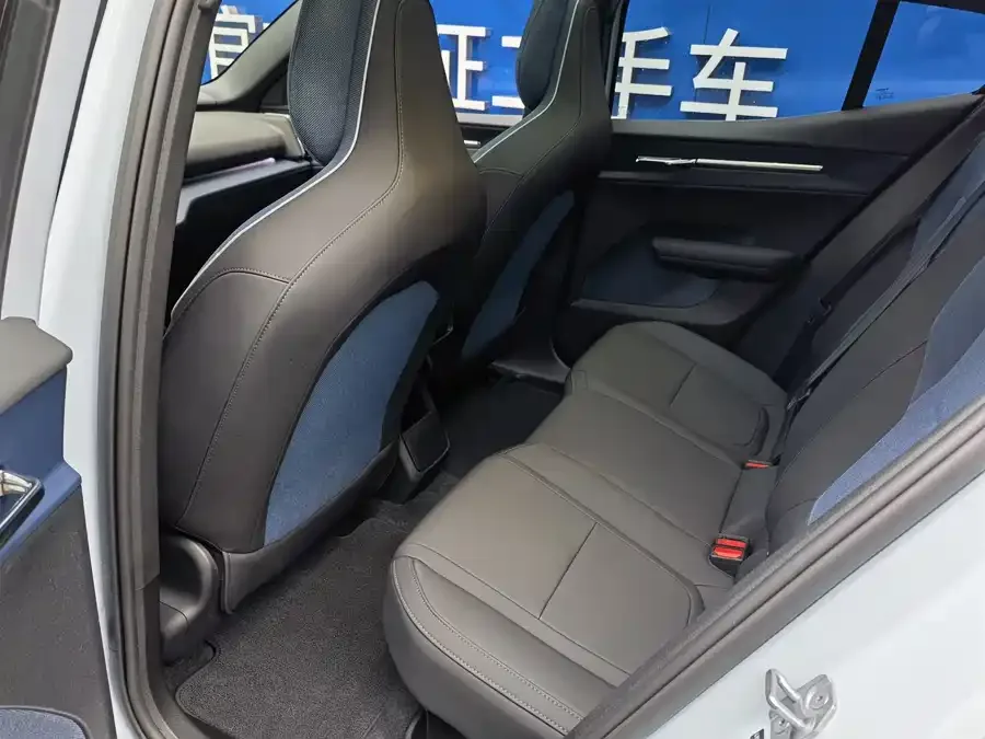 Volvo EX30 2025 rear-wheel drive long-range version Plus 2024 — миниатюра 5
