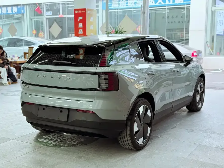 Volvo EX30 2025 rear-wheel drive long-range version Ultra 2024 — миниатюра 4