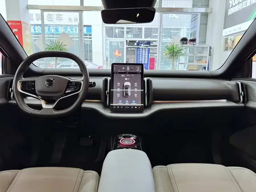 Volvo EX30 2025 rear-wheel drive long-range version Ultra 2024 — миниатюра 5