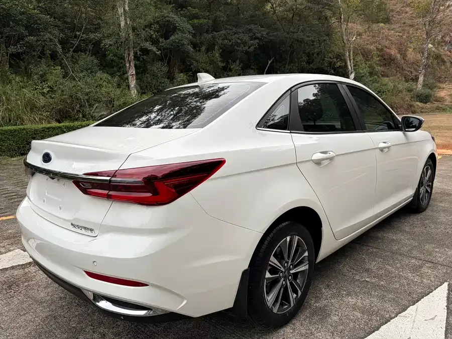 Ford Escort Escort 2021 1.5L Automatic Diamond Edition 2022 — миниатюра 3