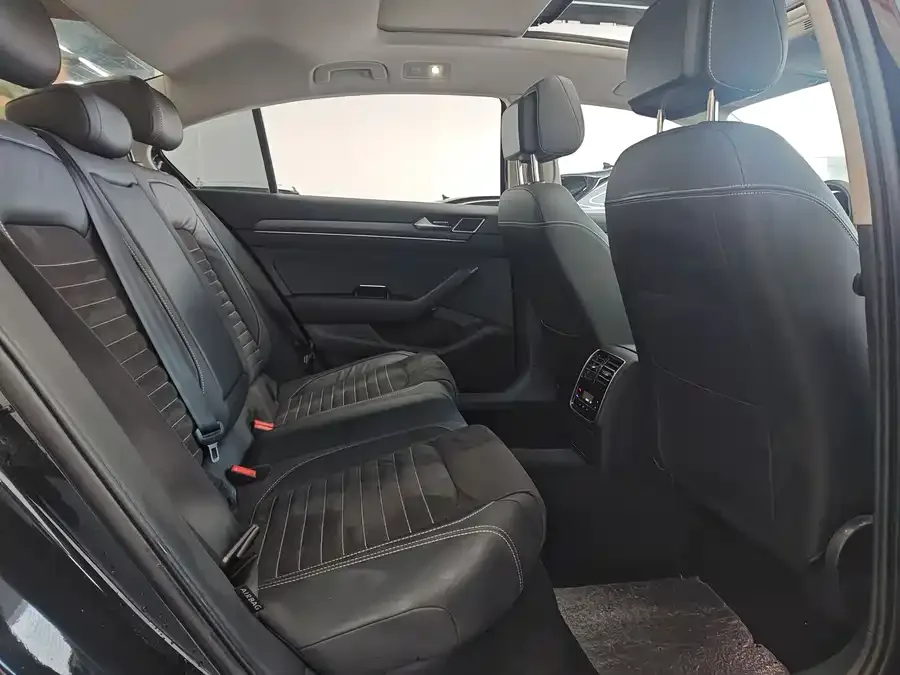 Volkswagen Magotan Magotan 2021 330TSI DSG 30th Anniversary Edition 2022 — миниатюра 5
