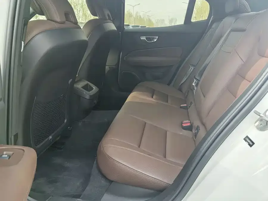 Volvo S60 2023 B4 Zhiyi Luxury Edition 2023 — миниатюра 2