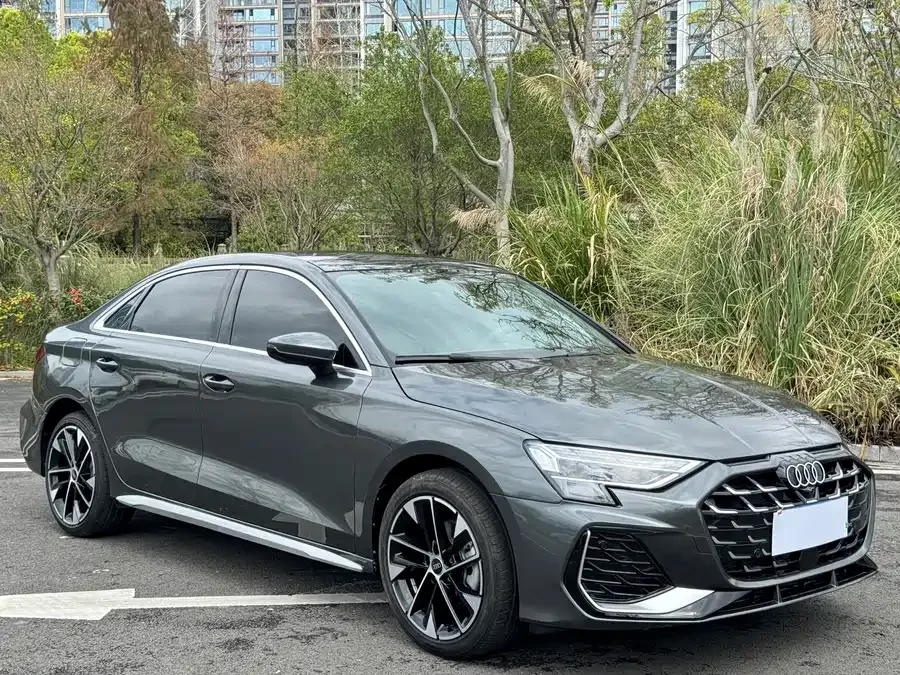Audi A3 2025 Sportback 35TFSI Flying Spur Premium Edition 2025 — миниатюра 3