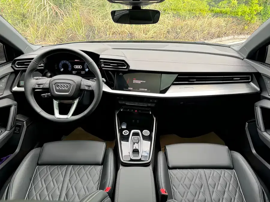 Audi A3 2025 Sportback 35TFSI Flying Spur Premium Edition 2025 — миниатюра 4