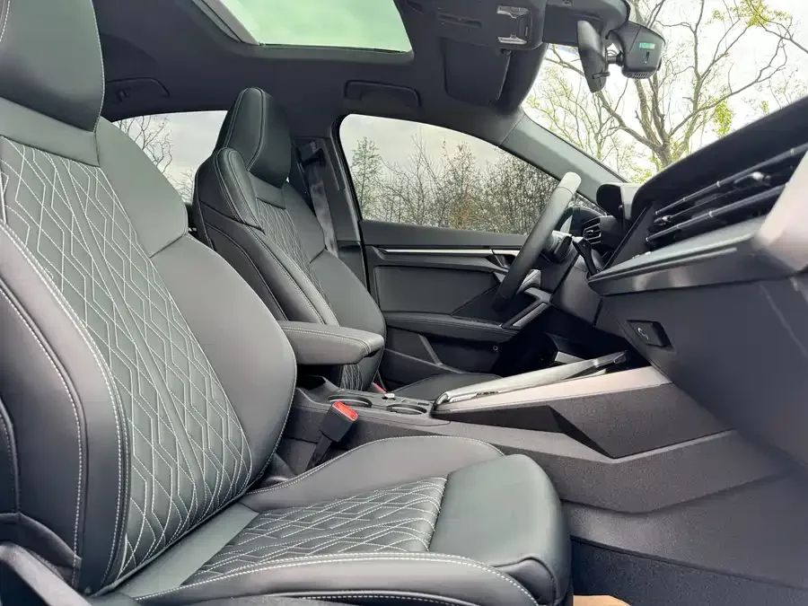 Audi A3 2025 Sportback 35TFSI Flying Spur Premium Edition 2025 — миниатюра 5