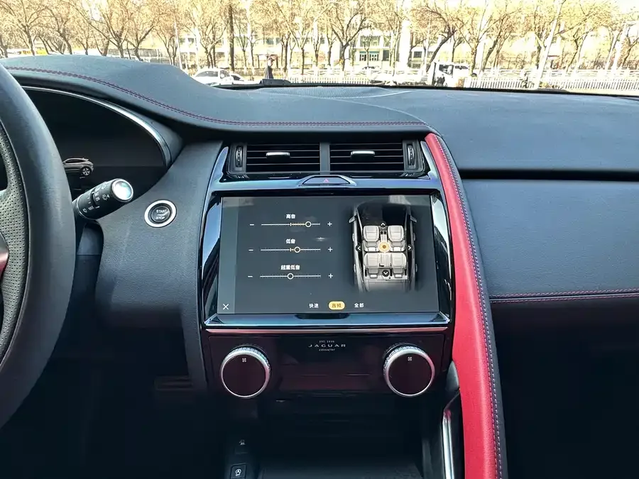 Jaguar E-Pace 2024 aggressive sports version R-DYNAMIC S 2025 — миниатюра 4