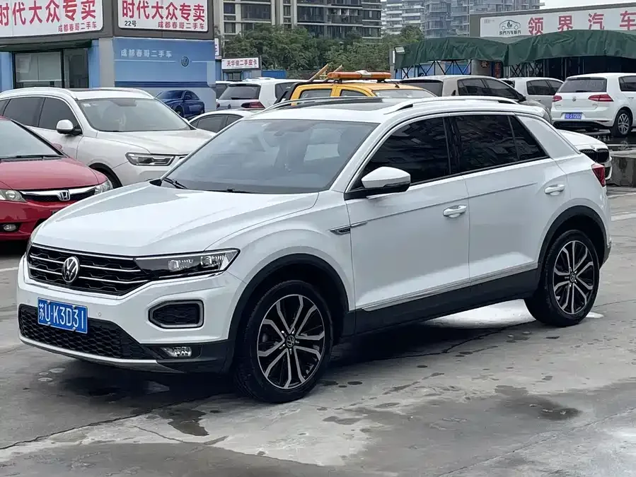 Volkswagen T-ROC T-ROC 2021 280TSI DSG four-wheel drive luxury smart connected version 2022 — фото 1, купить с доставкой в Москву