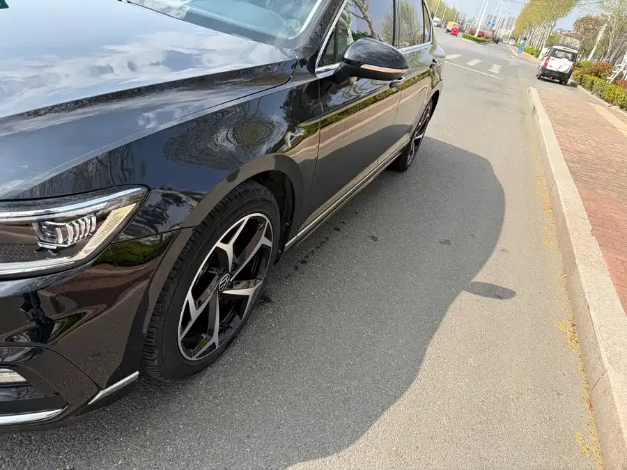 Volkswagen Magotan Magotan 2023 2 million commemorative edition 330TSI DSG luxury model 2023 — миниатюра 3