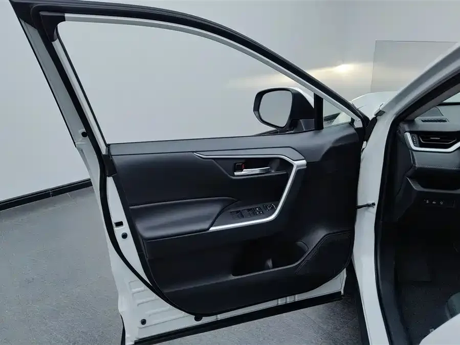 Toyota RAV4 RAV4 Rongfang 2022 2.0L CVT 2WD Fashion Edition 2022 — миниатюра 4