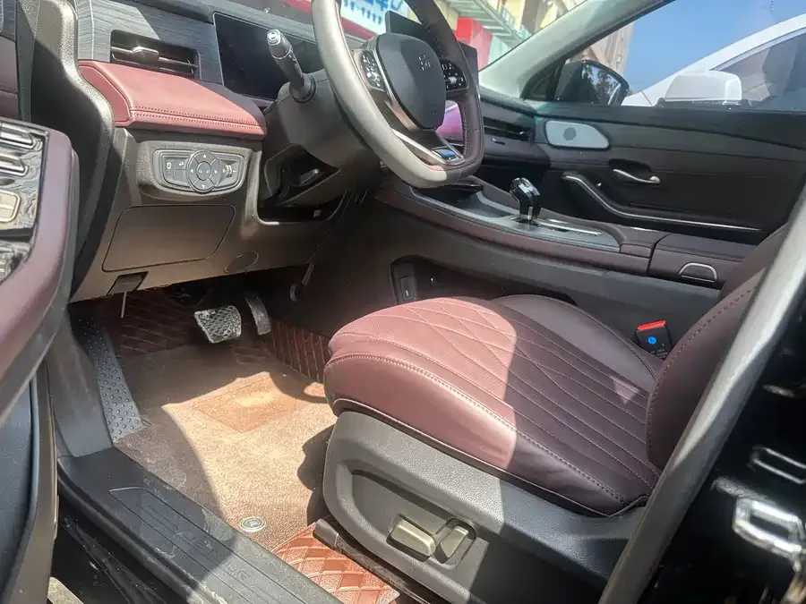 Jetour X90 PRO JETOUR X90 PRO 2024 1.6T DCT Luxury Edition 7 Seaters 2024 — миниатюра 2