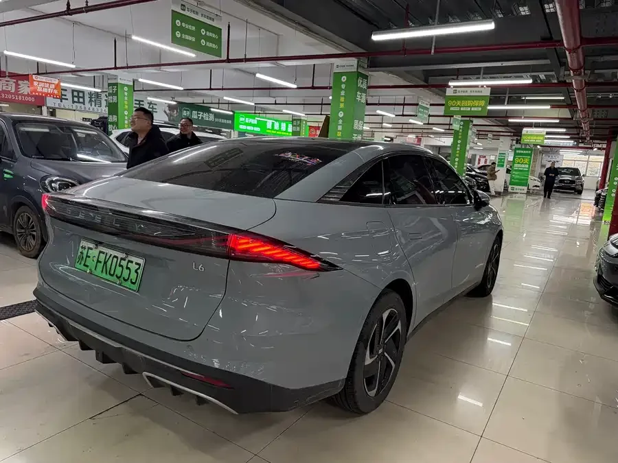 Geely Galaxy L6 Galaxy L6 2025 EM-i 140km Starship Edition 2025 — миниатюра 2