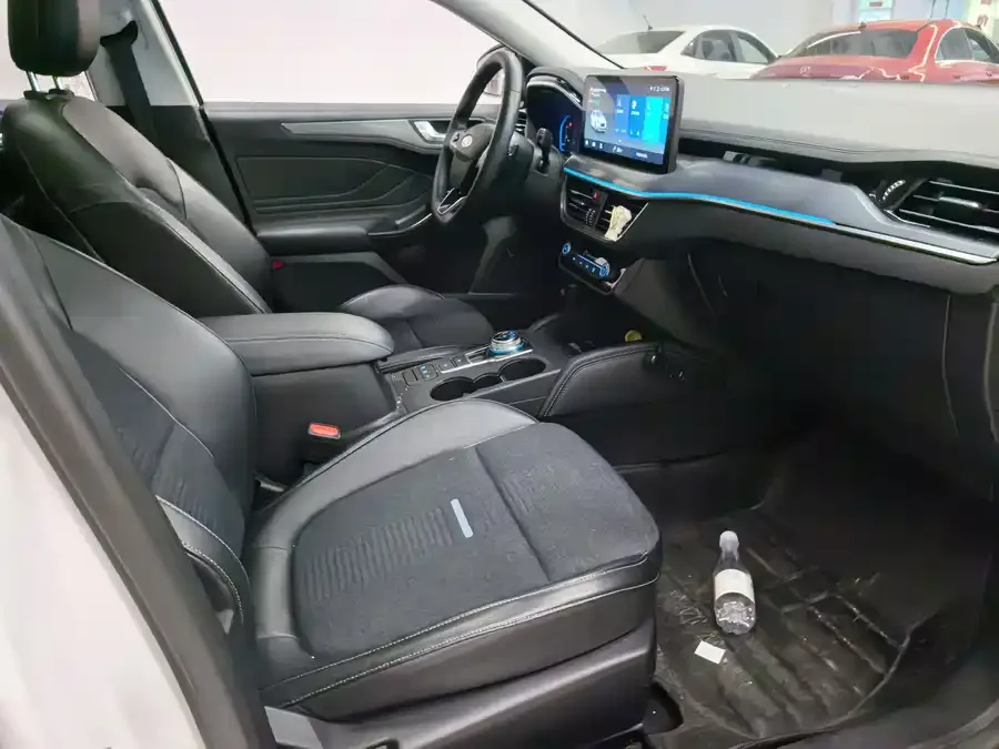Ford Focus Active Focus Active 2021 EcoBoost 180 Automatic 2022 — миниатюра 5