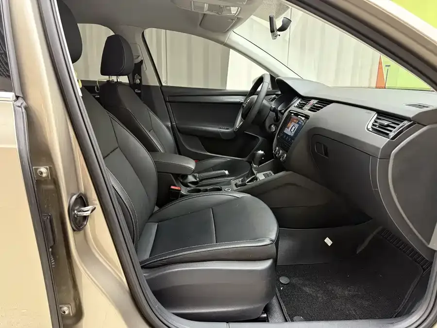 Skoda Octavia Octavia 2021 1.5L automatic comfort version 2022 — миниатюра 4