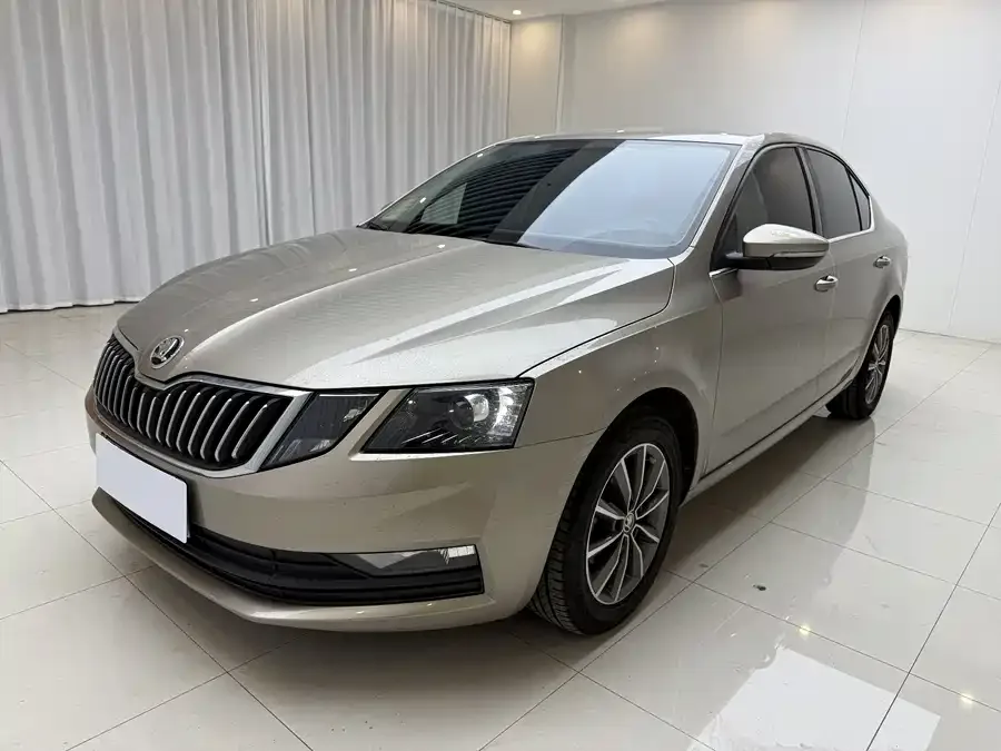 Skoda Octavia Octavia 2021 1.5L automatic comfort version 2022 — фото 1, купить с доставкой в Москву