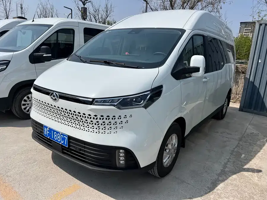 Maxus Xintu V70 Xintu V70 2025 2.0T Manual Long Wheelbase Mid-Roof Luxury Edition 9-Seater 2025 — фото 1, купить с доставкой в Москву