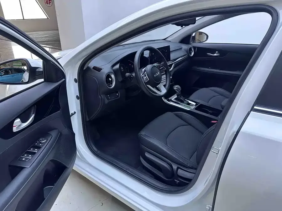 Kia K3 2021 facelift 1.5L CVT fashion version 2022 — миниатюра 3
