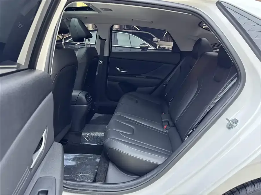 Hyundai Elantra Elantra 2023 1.5L CVT LUX Premium Edition 2024 — миниатюра 3