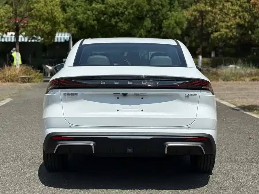 Geely Galaxy L6 Galaxy L6 2025 EM-i 60km Launch Edition 2026 — миниатюра 2