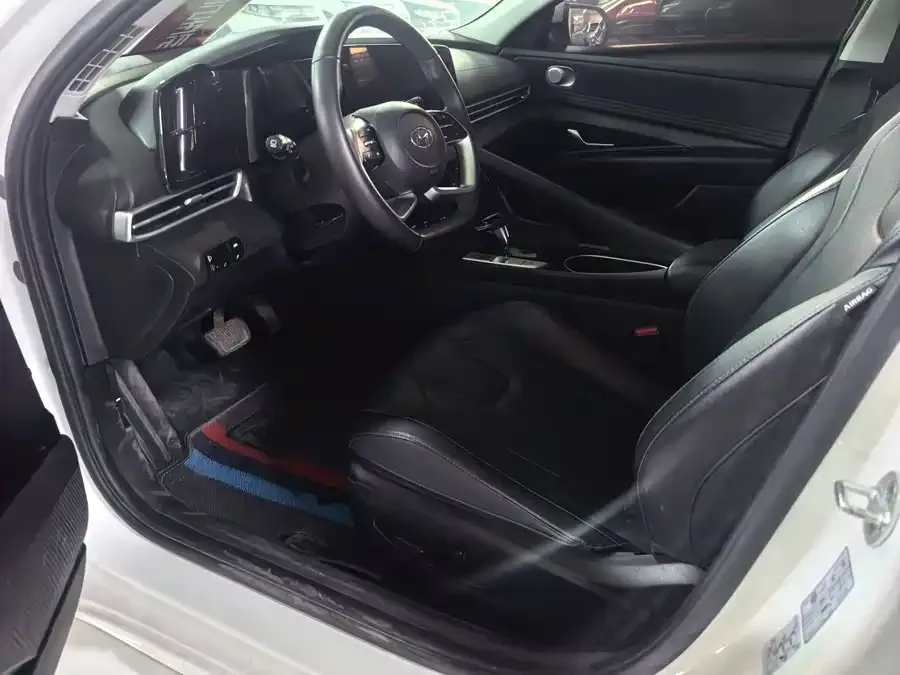Hyundai Elantra Elantra 2022 1.5L CVT LUX Premium Edition 2023 — миниатюра 3