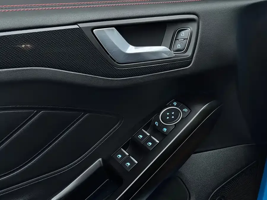 Ford Focus Focus 2022 sedan EcoBoost 180 automatic ST Line 2022 — миниатюра 2