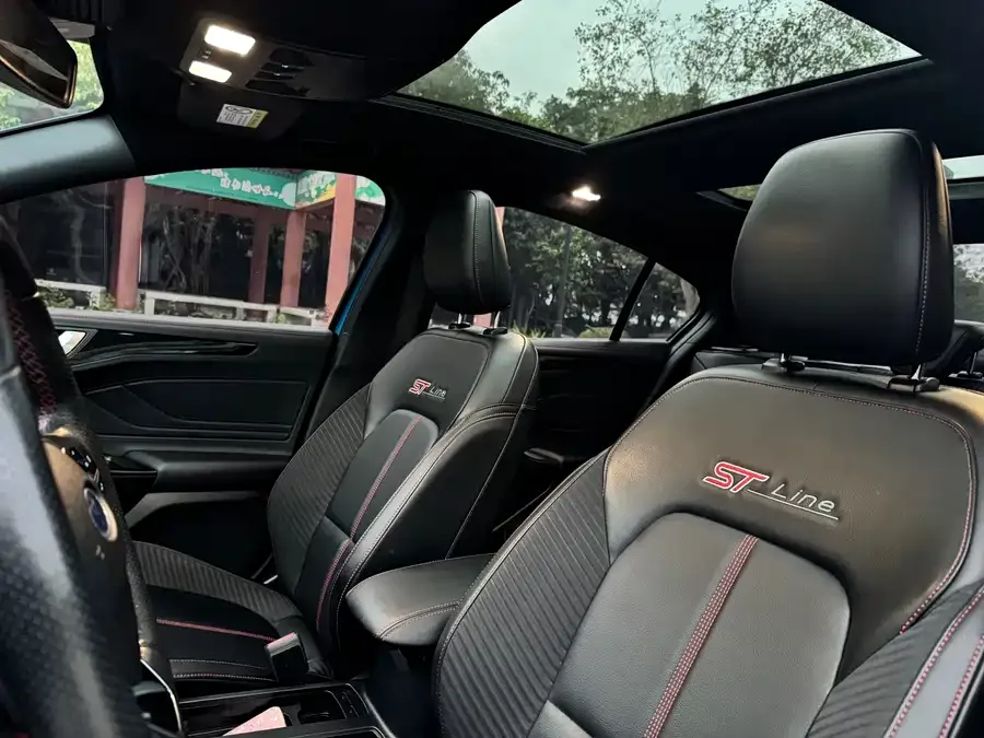 Ford Focus Focus 2022 sedan EcoBoost 180 automatic ST Line 2022 — миниатюра 3