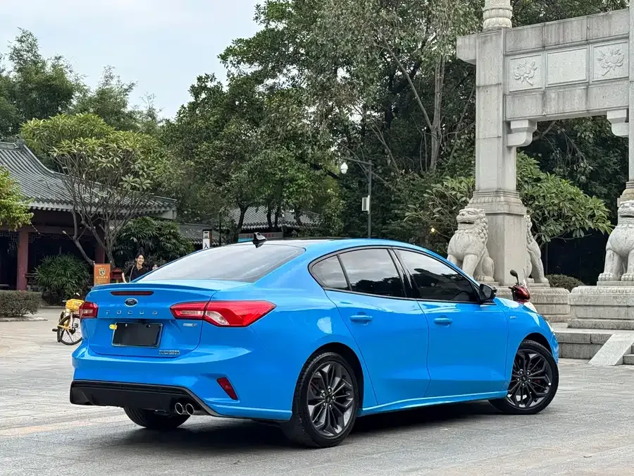 Ford Focus Focus 2022 sedan EcoBoost 180 automatic ST Line 2022 — миниатюра 5