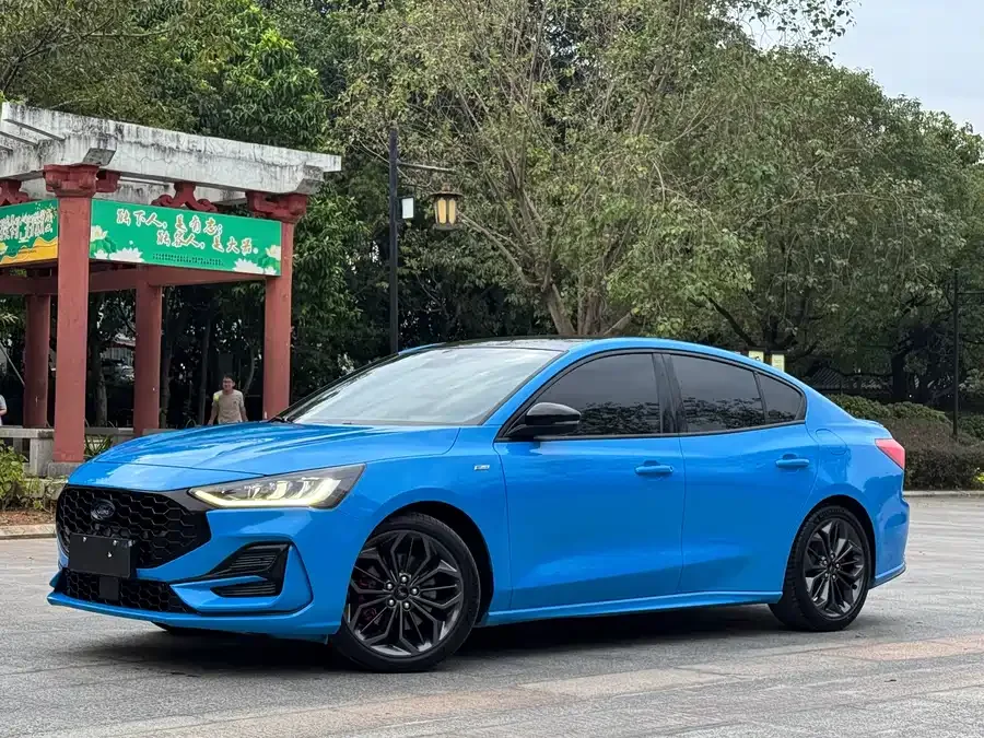 Ford Focus Focus 2022 sedan EcoBoost 180 automatic ST Line 2022 — фото 1, купить с доставкой в Москву