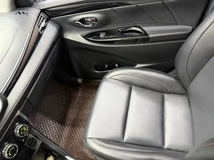 Toyota YARiS L YARiS L 2022 YARiS X 1.5L CVT Luxury PLUS Edition 2023 — миниатюра 4