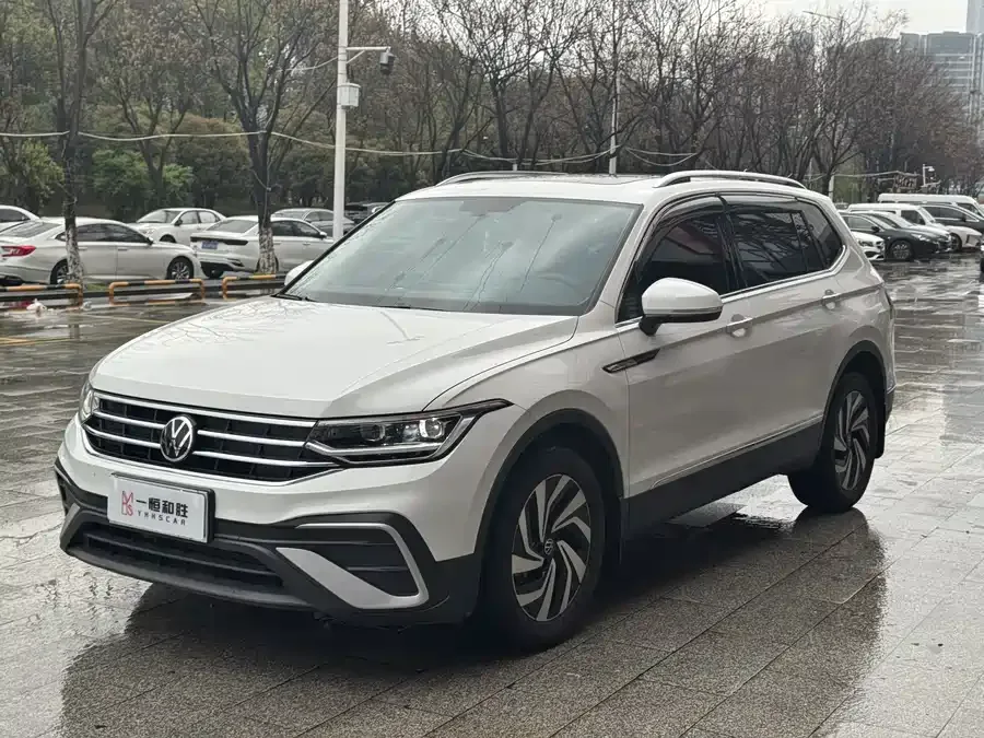 Volkswagen Tiguan L Tiguan L 2023 300TSI Automatic 2WD Smart Edition 2023 — фото 1, купить с доставкой в Москву