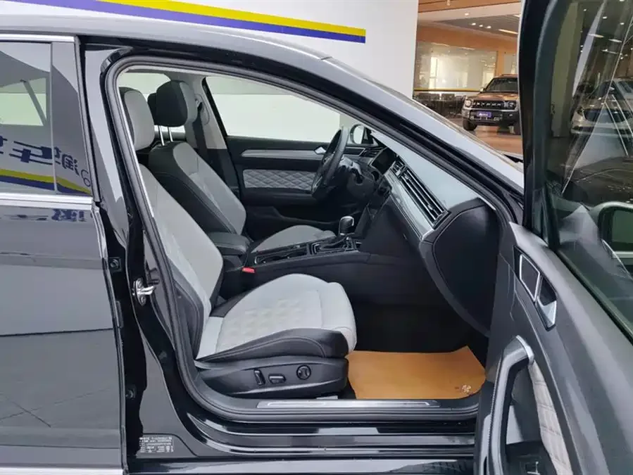 Volkswagen Magotan Magotan 2023 2 million commemorative edition 330TSI DSG leading model 2024 — миниатюра 4