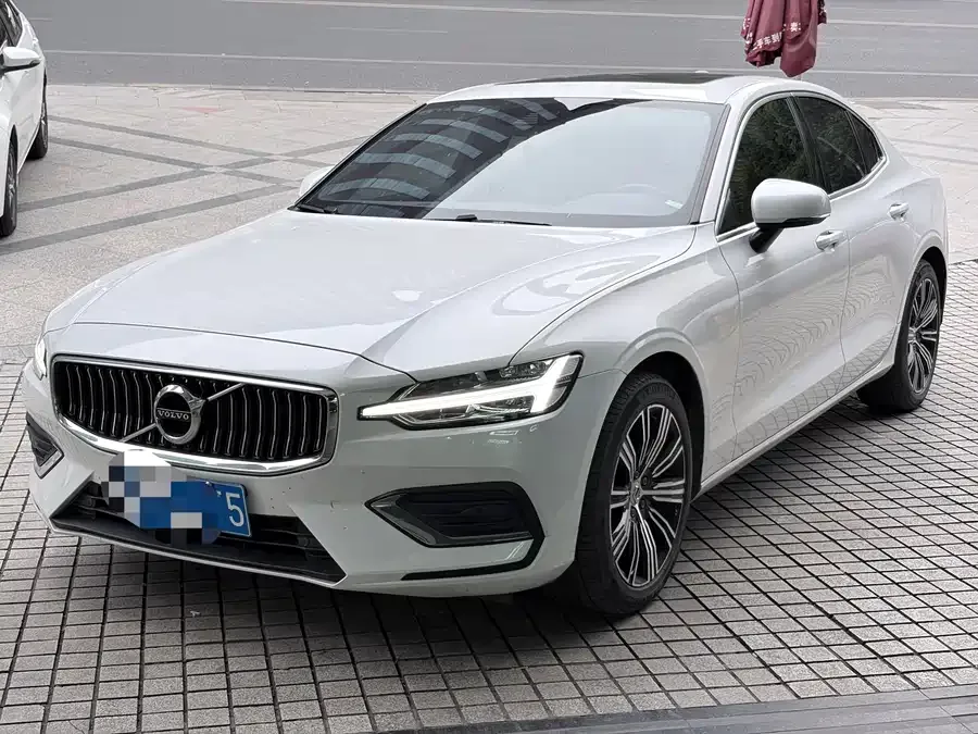 Volvo S60 2022 B4 Zhiyuan Luxury Edition 2022 — фото 1, купить с доставкой в Москву