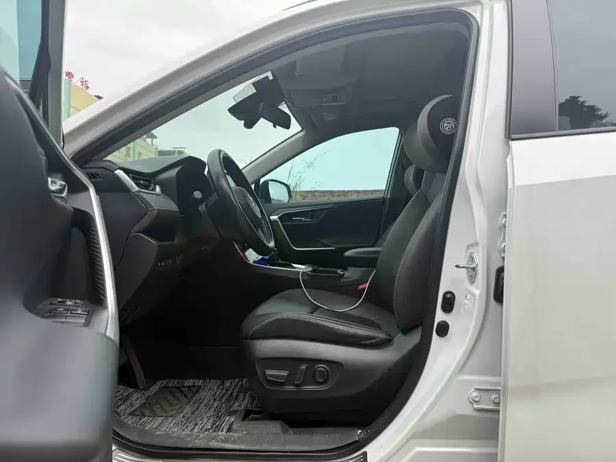 Toyota RAV4 RAV4 2023 2.0L CVT 2WD 20th Anniversary Platinum Edition 2023 — миниатюра 3