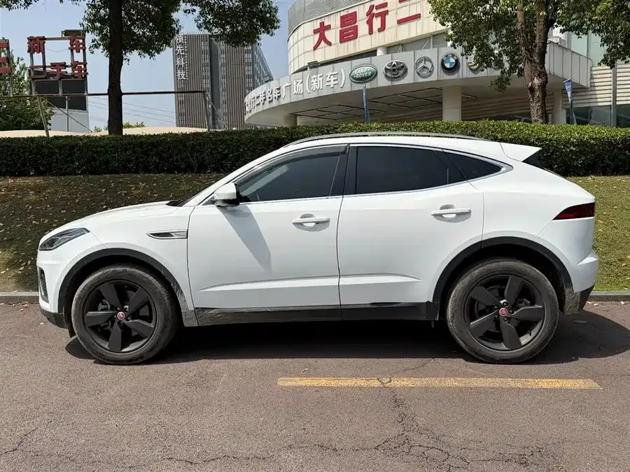 Jaguar E-Pace 2024 aggressive sports version R-DYNAMIC S 2025 — миниатюра 3