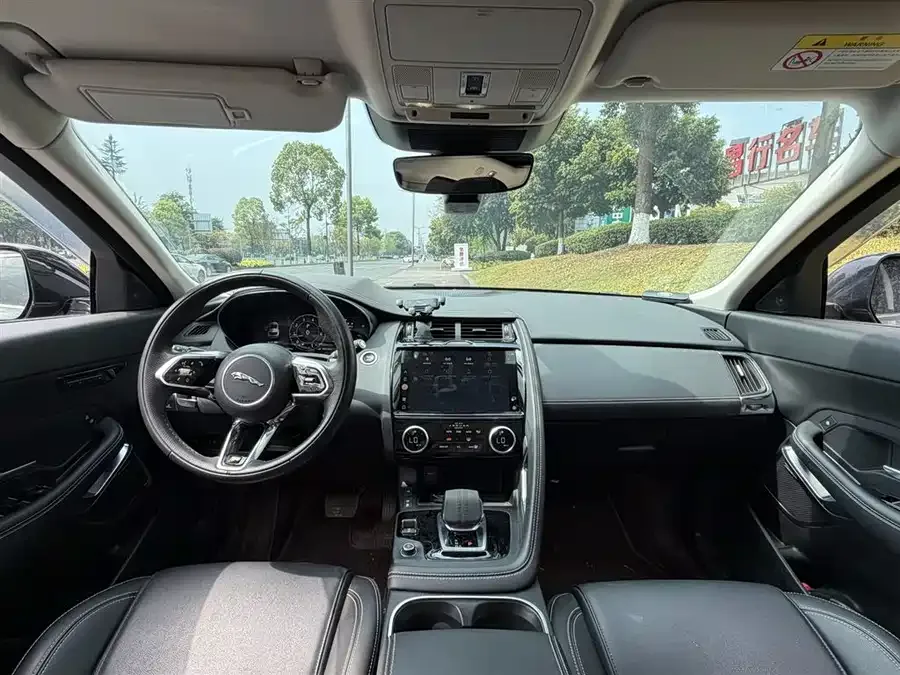 Jaguar E-Pace 2024 aggressive sports version R-DYNAMIC S 2025 — миниатюра 5