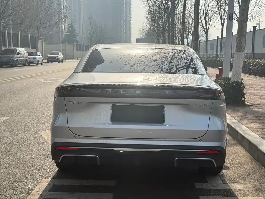 Geely Galaxy L6 Galaxy L6 2025 EM-i 140km Starship Edition 2025 — миниатюра 2