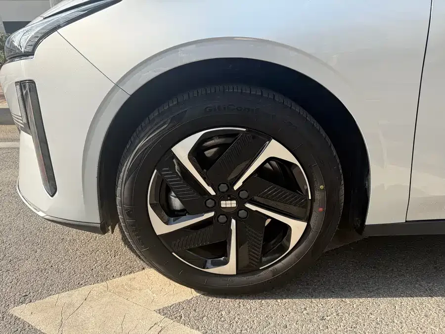 Geely Galaxy L6 Galaxy L6 2025 EM-i 140km Starship Edition 2025 — миниатюра 3