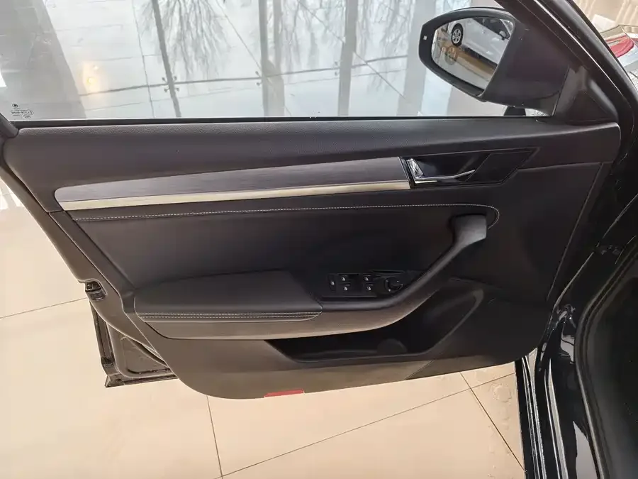 Skoda SuperB Superb 2023 facelifted TSI280 DSG exclusive version 2024 — миниатюра 2