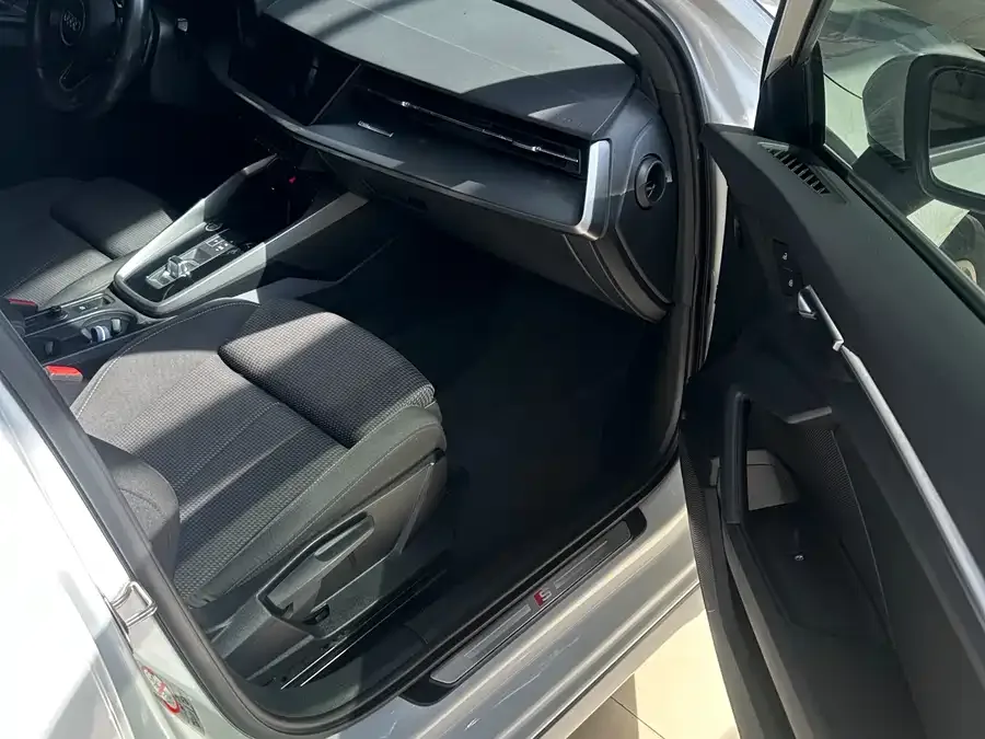 Audi A3 2021 Sportback 35 TFSI Enterprising and Elegant Model 2022 — миниатюра 2