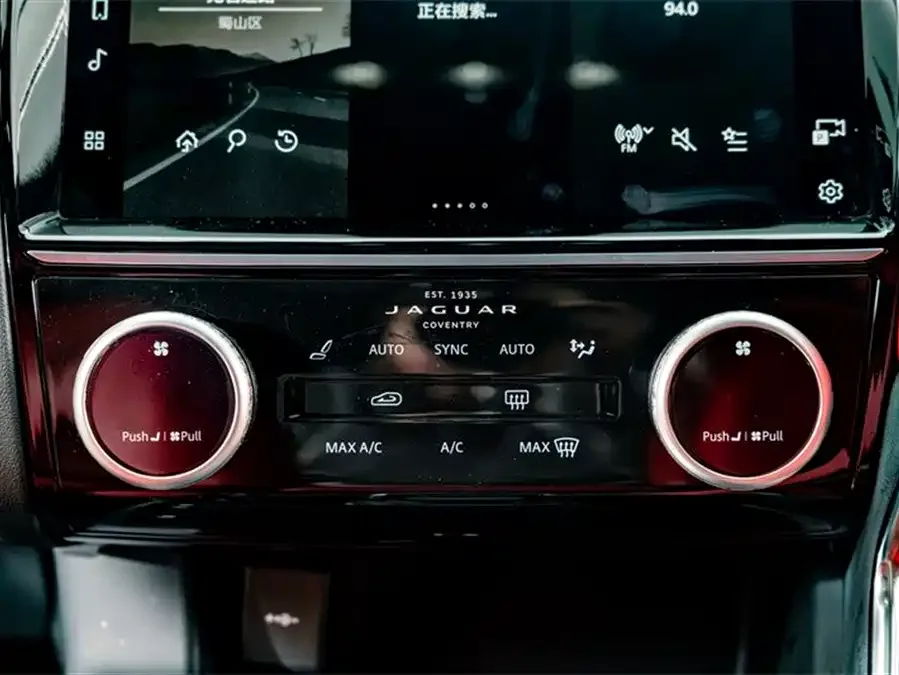 Jaguar E-Pace 2024 aggressive sports version R-DYNAMIC S 2023 — миниатюра 5